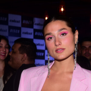 Sasha Meneghel inspira com produção para Outono-Inverno com blazer e cropped