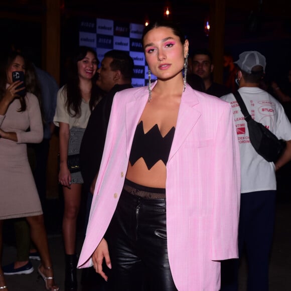 Sasha Meneghel inspira com produção para Outono-Inverno com blazer e cropped