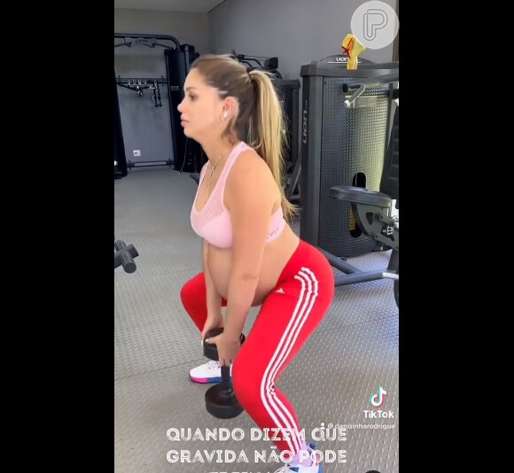 Camila Ângelo continua praticando exercícios na reta final da gravidez