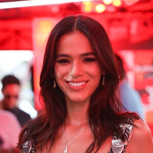 Bruna Marquezine usou shortinho e cropped V com fivelas