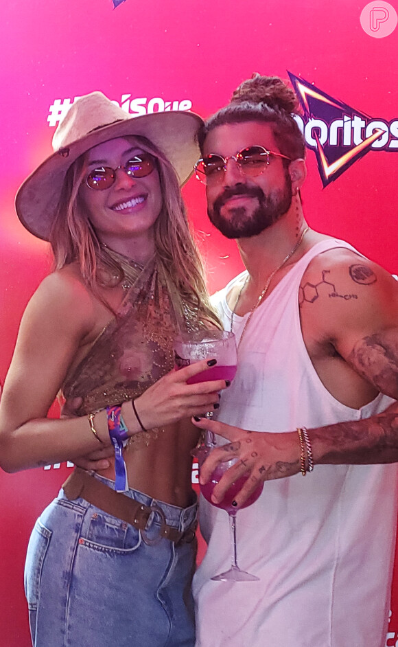 Caio Castro e Daiane de Paula posaram em camarote do Lollapalooza em 26 de março de 2022
