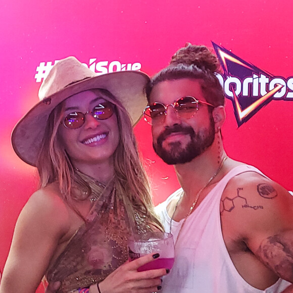 Caio Castro e Daiane de Paula posaram em camarote do Lollapalooza em 26 de março de 2022