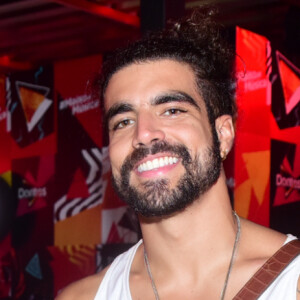 Caio Castro está namorando a repórter Daiane de Paula, comparada a Grazi Massafera por fãs do ator
