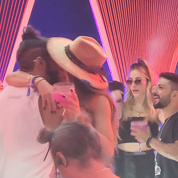 Caio Castro e Daiane de Paula se beijaram em camarote do Lollapalooza em 26 de março de 2022