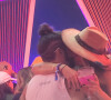 Caio Castro e a namorada, Daiane de Paula, trocaram beijos em camarote do Lollapalooza