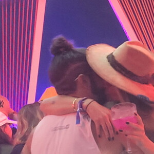 Caio Castro e a namorada, Daiane de Paula, trocaram beijos em camarote do Lollapalooza