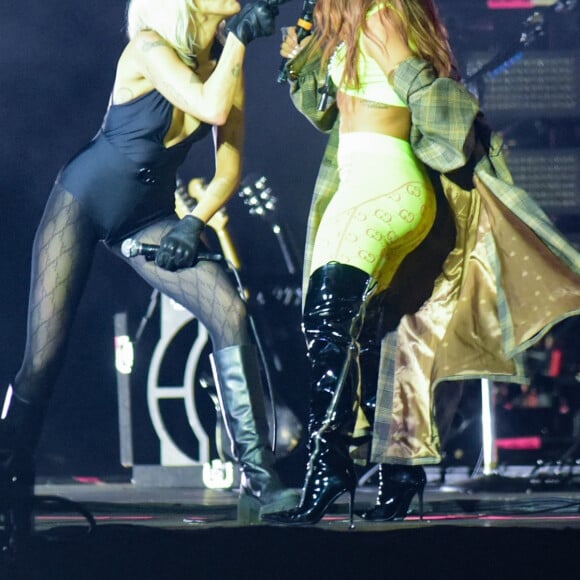 Miley Cyrus recebeu Anitta no Lollapalooza para cantarem 'Boys Don't Cry'