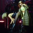 Miley Cyrus roubou a cena ao cantar 'Boys Don't Cry', da cantora Anitta, ao lado da artista