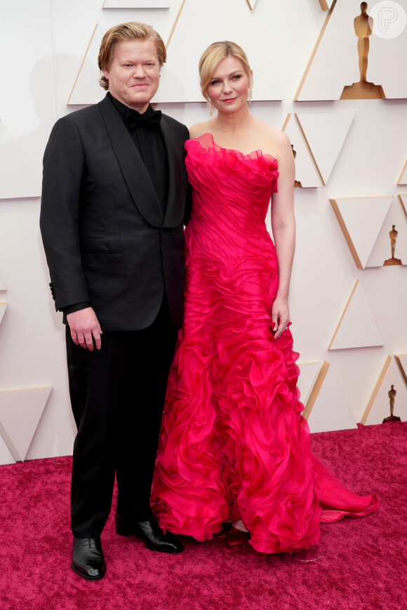 O casal Kirsten Dunst e Jesse Plemons atuaram junto no filme 'Ataque de Cães': o casal está junto desde 2016.