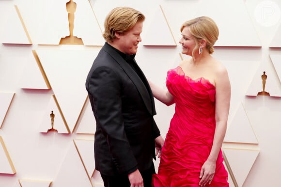 Kirsten Dunst e o marido, Jesse Plemons, trocam olhares apaixonados no Oscar 2022