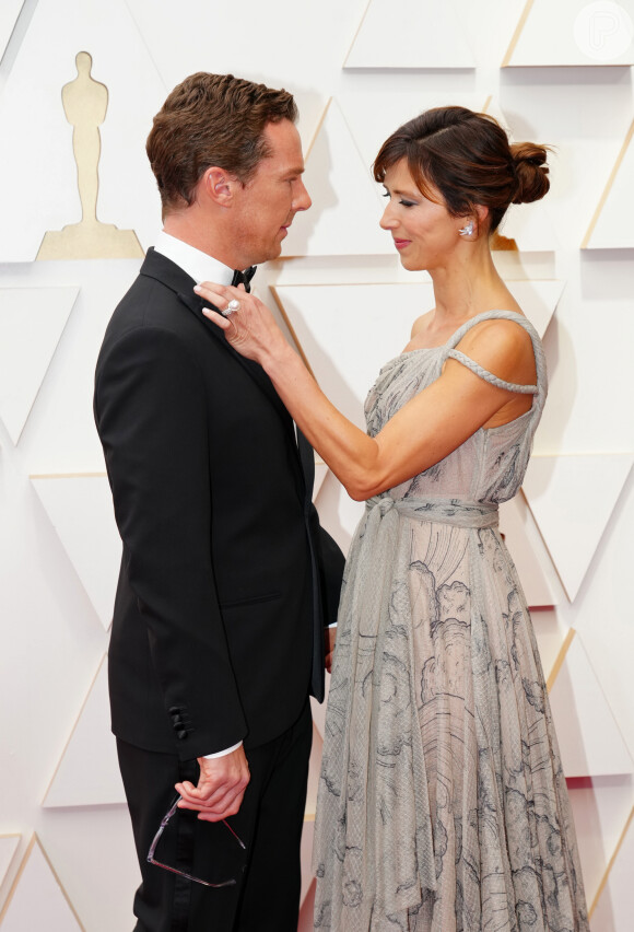 Benedict Cumberbatch tem a gravata arrumada pela mulher, Sophie Hunter