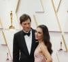 Ashton Kutcher admira beleza da mulher, Mila Kunis, no red carpet do Oscar 2022