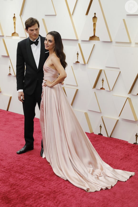 Ashton Kutcher admira beleza da mulher, Mila Kunis, no red carpet do Oscar 2022
