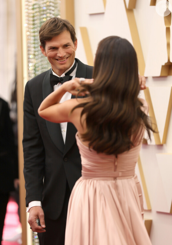 Olhar de Ashton Kutcher para a mulher, Mila Kunis, é registrado em flagra