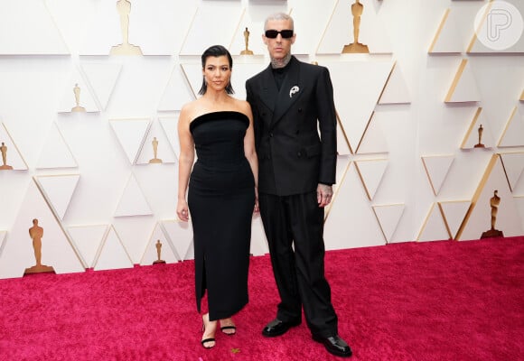 Kourtney Kardashian e Travis Barker escolheram looks all black para o Oscar 2022