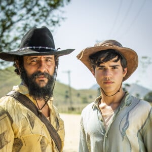 Na novela 'Pantanal', Joventino (Irandhir Santos) se despede do filho, José Leôncio (Renato Góes), de forma esquisita