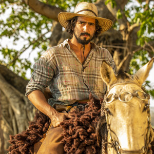 Na novela 'Pantanal', Joventino (Irandhir Santos) some e passa a ser procurado pelo filho, José Leôncio (Renato Góes)