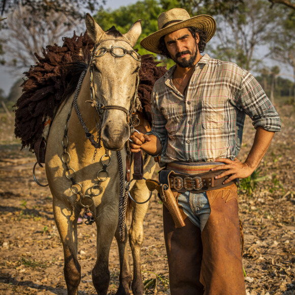 Na novela 'Pantanal', José Leôncio (Renato Góes) comanda busca ao pai, Joventino (Irandhir Santos)