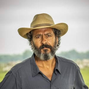 Na novela 'Pantanal', após anos José Leôncio (Marcos Palmeira) segue indo atrás do pai, Joventino (Irandhir Santos)