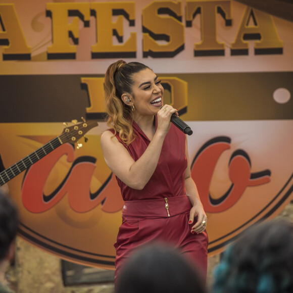 Os criminosos renderam a família de Naiara Azevedo por cerca de duas horas