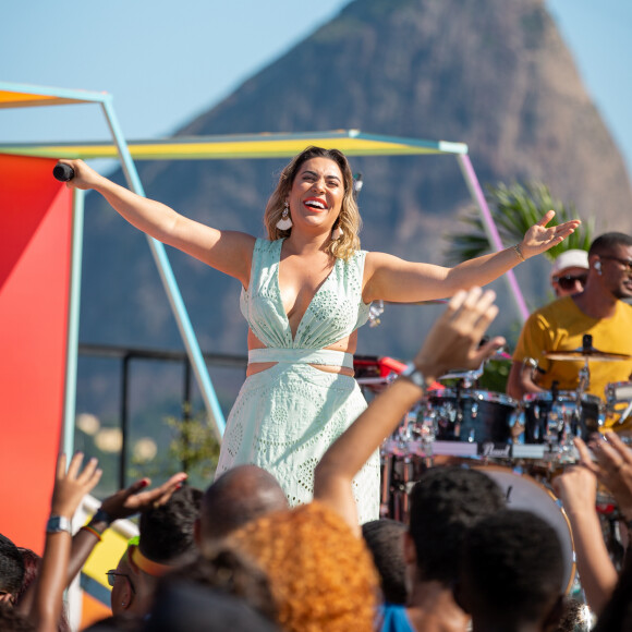 Naiara Azevedo tranquilizou os fãs após assalto à casa de sua família