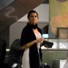 Isabelli Fontana come em lanchonete fast-food dias depois de esbanjar boa forma no desfile da Victoria's Secret. A modelo foi clicada no Aeroporto Internacional de Salvador, na Bahia