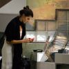 Isabelli Fontana escolhe o que vai comer em lanchonete no aeroporto de Salvador