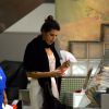 Isabelli Fontana come em lanchonete fast-food dias depois de esbanjar boa forma no desfile da Victoria's Secret. A modelo foi clicada no Aeroporto Internacional de Salvador, na Bahia