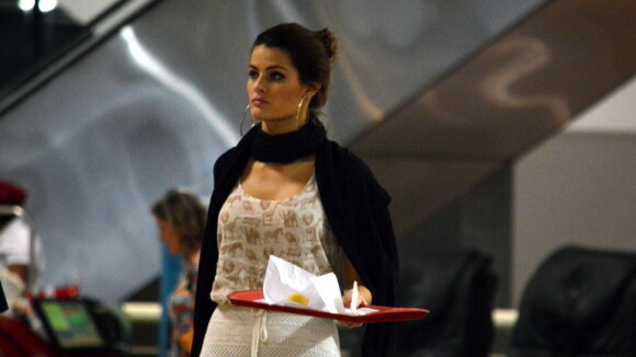 Após desfile da Victoria's Secret, Isabelli Fontana faz lanchinho em fast-food