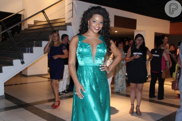 Juliana Alves desfilou um vestido verde na gravação do especial de fim de ano de Roberto Carlos
