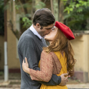 Isadora (Larissa Manoela) encanta Davi/Rafael (Rafael Vitti) com beijo na novela 'Além da Ilusão': 'Isso está mesmo acontecendo? Se for um sonho, eu não quero acordar'