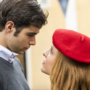 Isadora (Larissa Manoela) surpreende Davi/Rafael (Rafael Vitti) com beijo na novela 'Além da Ilusão': 'Impossível controlar meu coração'