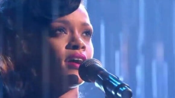 Rihanna se emociona ao cantar 'Diamonds' no 'The X Factor'; assista ao vídeo