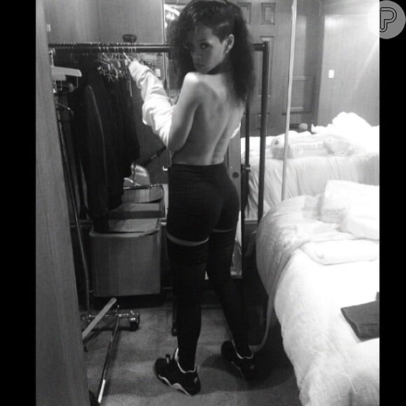 Rihanna publica foto sem camisa, de costas, durante sua passagem por Londres para se apresentar no programa 'The X Factor'
