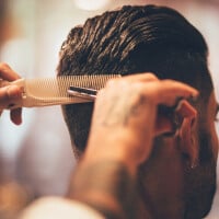 Cortes de cabelo masculino: barbeiro dos famosos revela penteados que são tendência em 2022