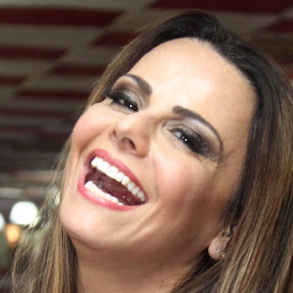 Viviane Araujo, de 47 anos, não esconde a emoção ao realizar o grande sonho de ser mãe e tem dividido os detalhes da primeira gestação para inspirar o público