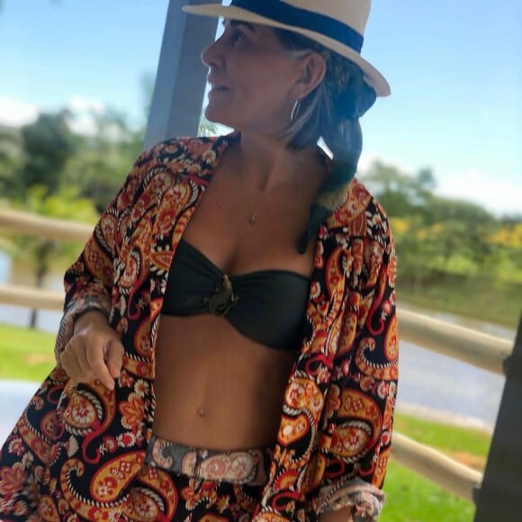 Gloria Pires gosta de usar o sutiã do biquíni para compor looks