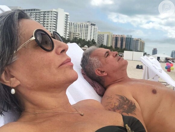 Gloria Pires está em Miami, nos EUA, com o marido, Orlando Morais