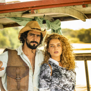 José Leôncio (Renato Góes) apresenta Madeleine (Bruna Linzmeyer) a Filó (Letícia Salles) na novela 'Pantanal': 'Minha mulher'