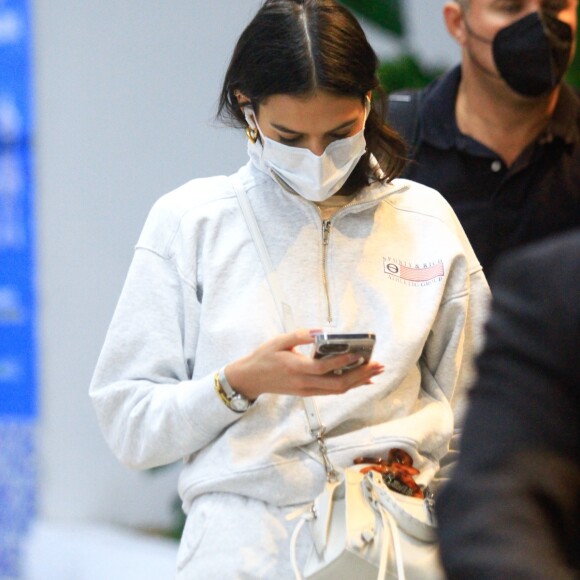 Moletom escolhido por Bruna Marquezine em aerolook é da marca Sporty and Rich