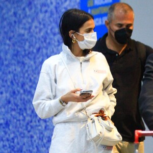 A atriz Bruna Marquezine surgiu estilosa com aerolook todo branco em aeroporto do Rio de Janeiro