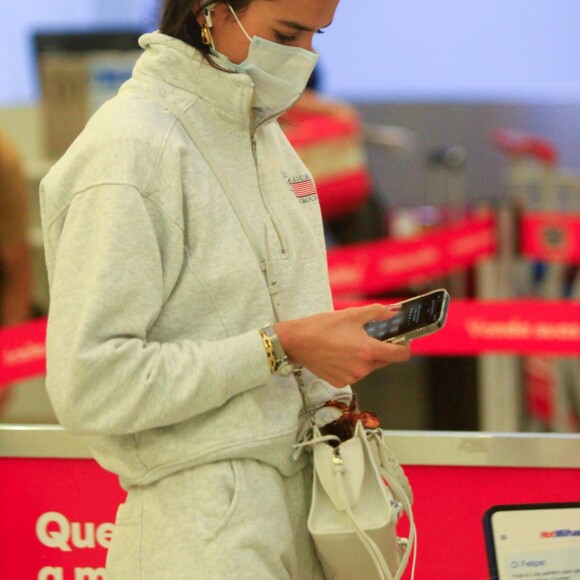 Foto de Bruna Marquezine em aerolook branco mostra detalhes da produção