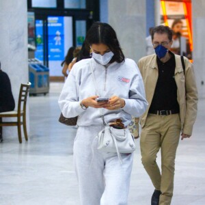 Look de Bruna Marquezine para desembarcar no Rio de Janeiro era todo branco e grifado