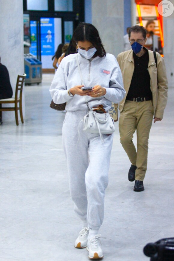 Look de Bruna Marquezine para desembarcar no Rio de Janeiro era todo branco e grifado
