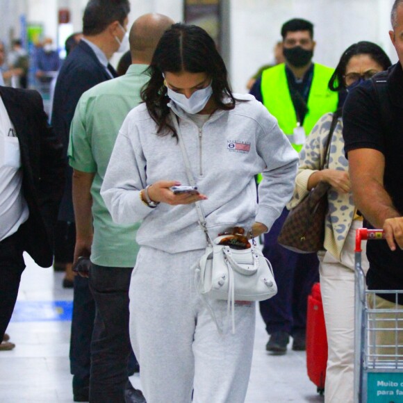 Aerolook de Bruna Marquezine: atriz usa moletom, tênis e bolsa de grife em outfit de R$ 12 mil
