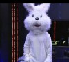 'BBB 2': Arthur Aguiar voltou para a casa vestido de coelho para fazer parecer que estaria envolvido na ação de Páscoa