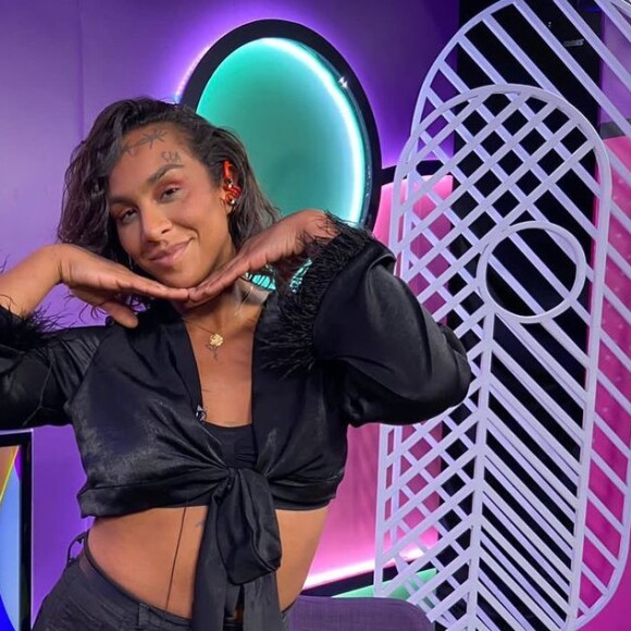 Look de Linn da Quebrada para a noite de eliminação foi discreto, mas tinha plumas