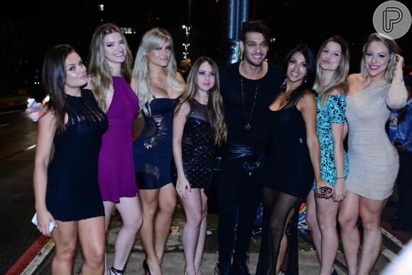 Lucas Lucco beija cinco mulheres em gravação de novo clipe, nesta quarta-feira, 10 de dezembro de 2014