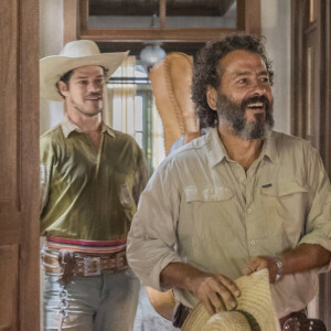 José Leôncio (Marcos Palmeira) arma festa para receber o filho Jove (Jesuíta Barbosa) após 20 anos na novela 'Pantanal'