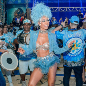 Sabrina Sato impressiona com corpo escultural ao posar com look all jeans em ensaio de Carnaval no Rio